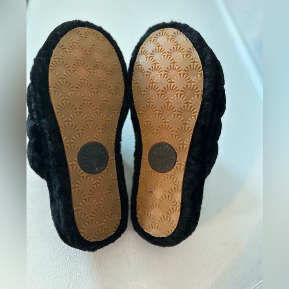 Women’s size 9 Black Ugg sandal with strap. - Picture 6 of 9